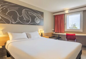 1 bedroom, desk, soundproofing, free cribs/infant beds