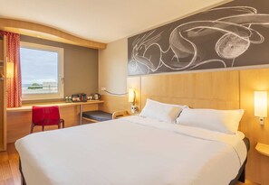 1 bedroom, desk, soundproofing, free cribs/infant beds