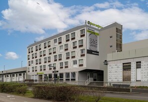 A B&B hotel with a modern facade, multiple windows, and a visible entrance. - B&B Hotel Boulogne Sur Mer Centre Les Ports (Boulogne-sur-Mer)
