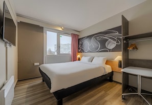 Desk, laptop workspace, soundproofing, iron/ironing board - B&B Hotel Boulogne Sur Mer Centre Les Ports (Boulogne-sur-Mer)