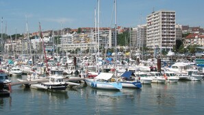 A marina filled with various boats and yachts, surrounded by residential buildings. - B&B Hotel Boulogne Sur Mer Centre Les Ports (Boulogne-sur-Mer)