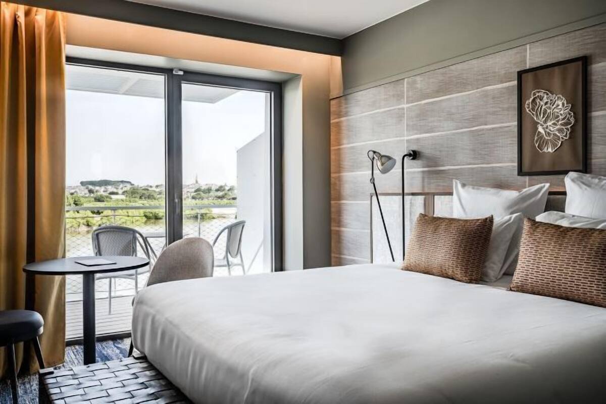 Premium bedding, in-room safe, desk, laptop workspace