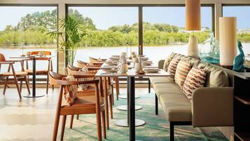 Frokost, lunsj og middag serveres, franske retter