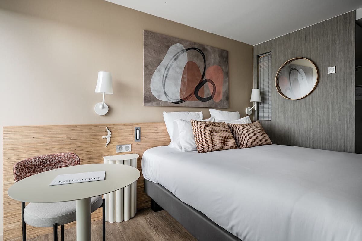 Roupas de cama premium, cofres nos quartos, escrivaninha