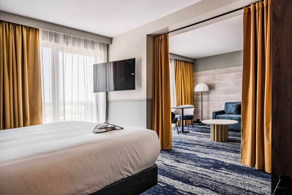 suite | premium bedding, in-room safe, desk, laptop workspace