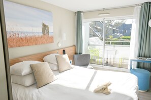 Chambre Standard, vue Village | Premium bedding, free minibar, in-room safe, desk