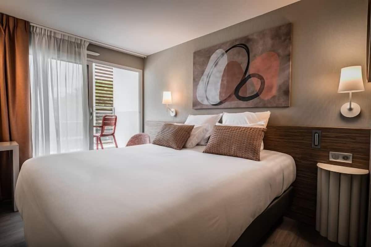 Premium bedding, in-room safe, desk, laptop workspace