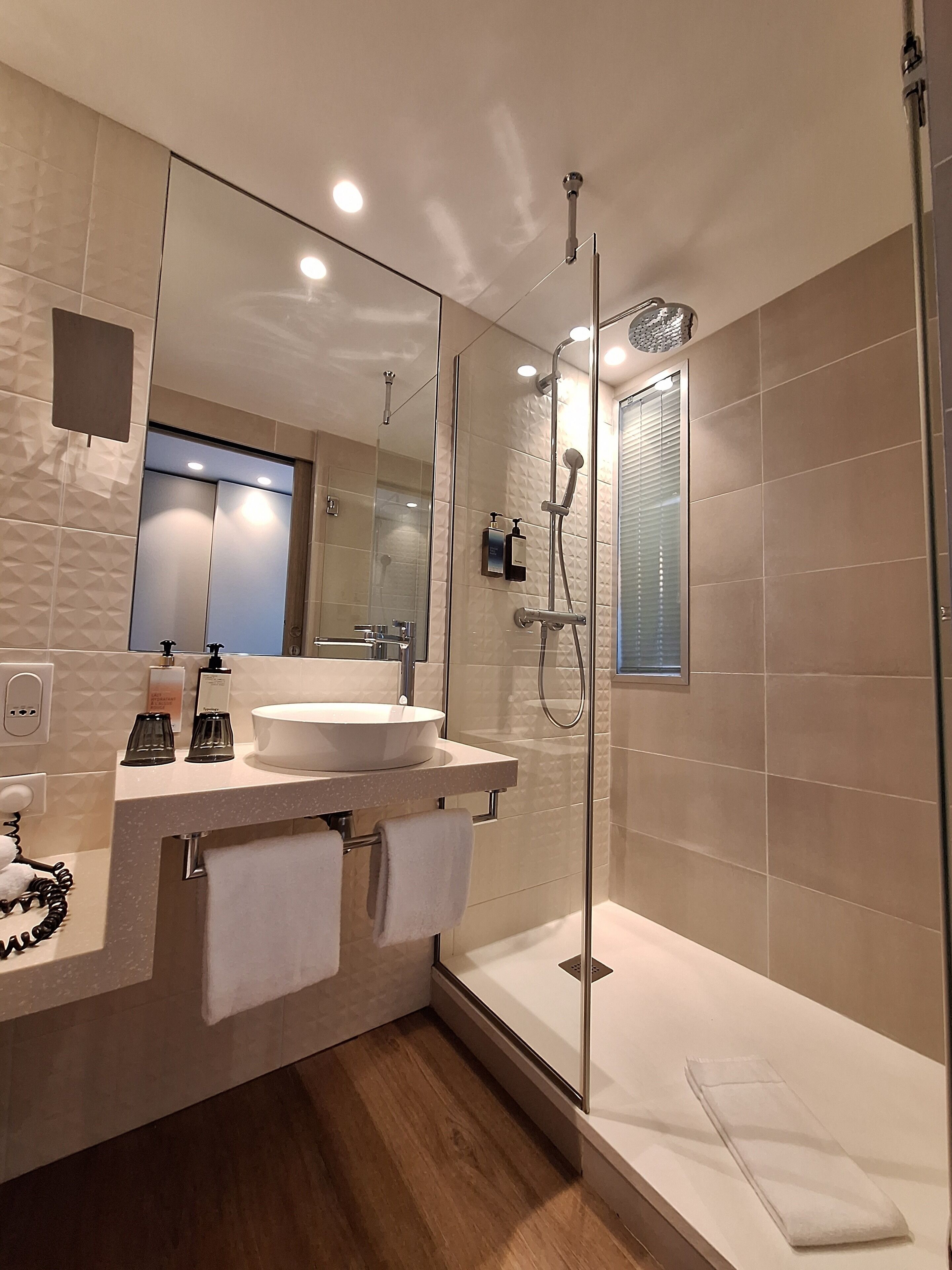 combined shower/bathtub, free toiletries, hair dryer, slippers