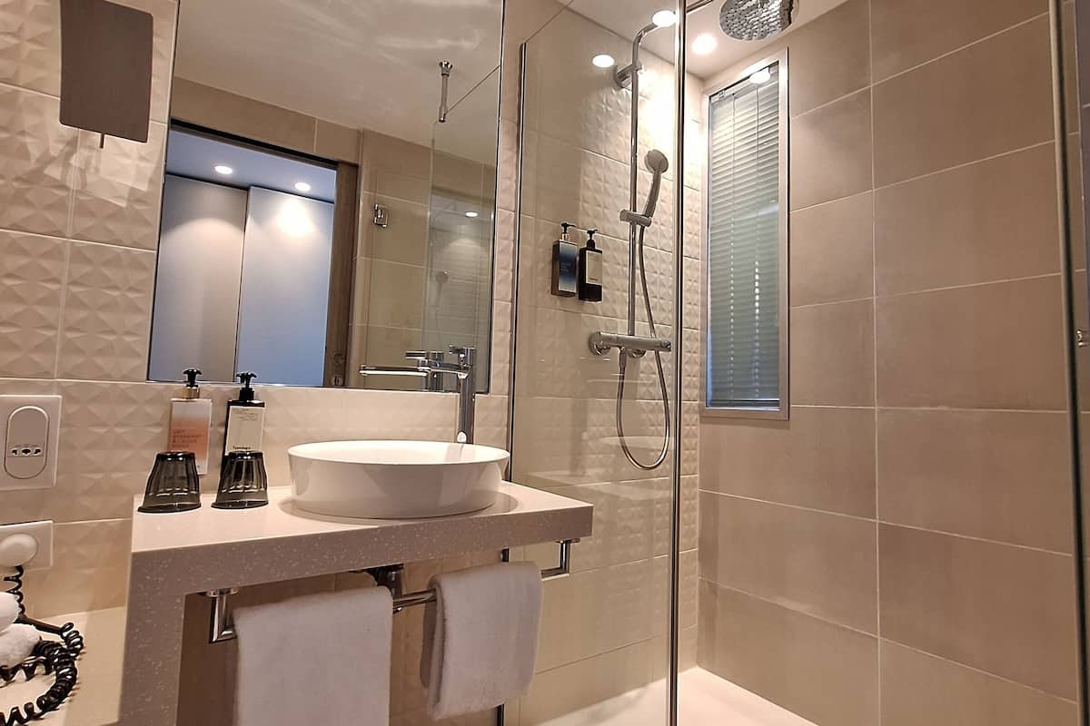 combined shower/bathtub, free toiletries, hair dryer, slippers