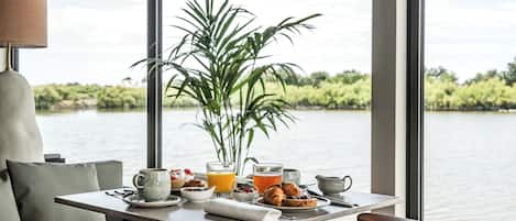 Desayuno buffet diario (EUR 21 por persona)