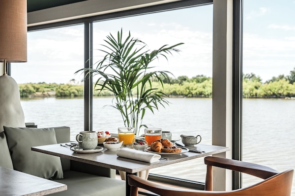 Petit déjeuner buffet (21 EUR par personne)