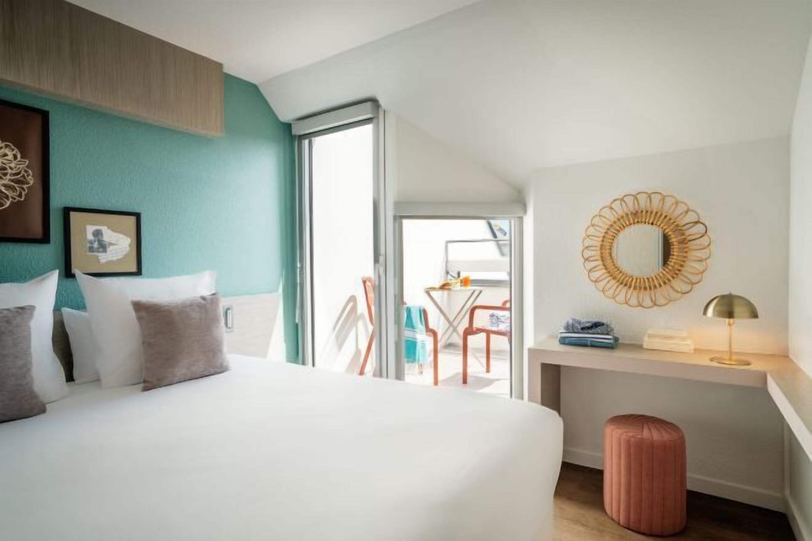 Ropa de cama de alta calidad y caja de seguridad en la habitación 