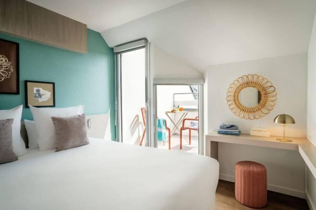 Premium bedding, in-room safe, desk, laptop workspace