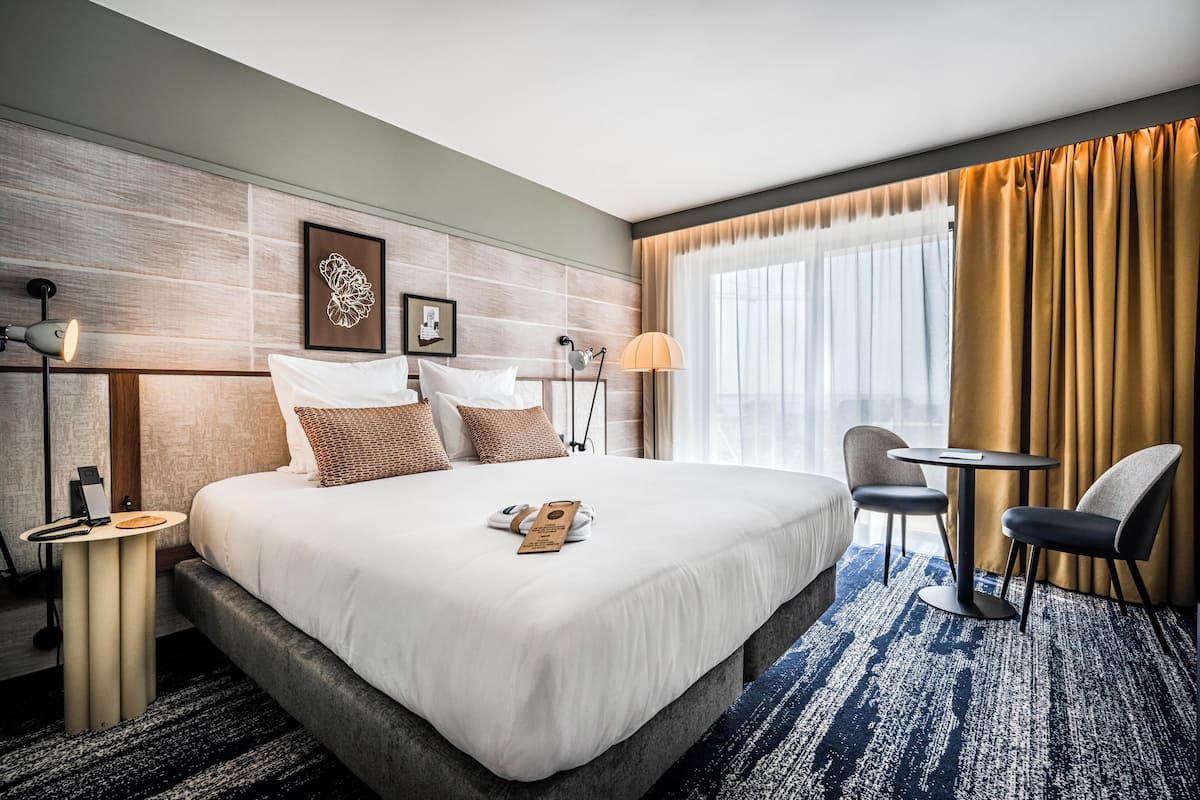 premium bedding, in-room safe, desk, laptop workspace