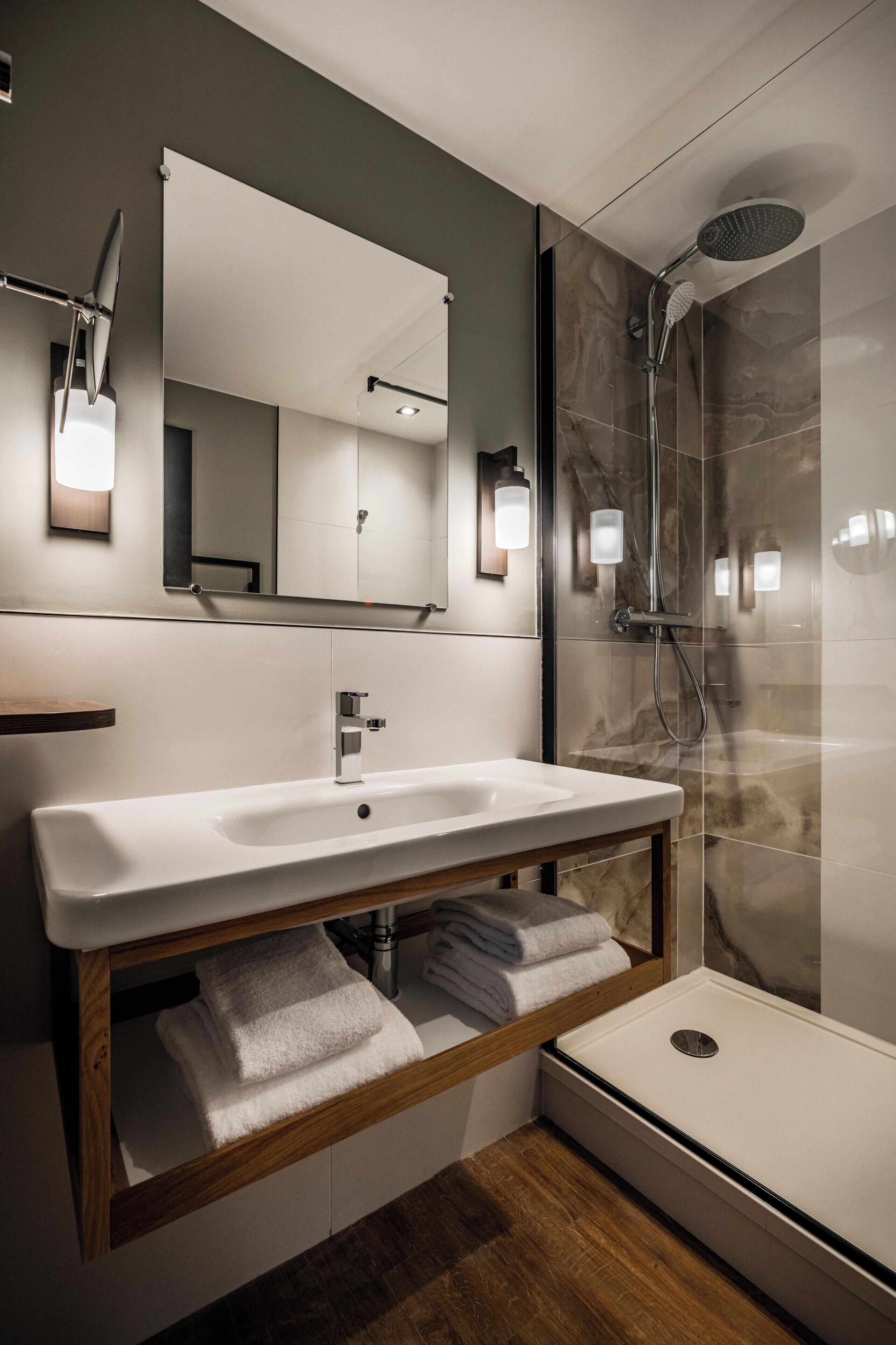 combined shower/bathtub, free toiletries, hair dryer, slippers