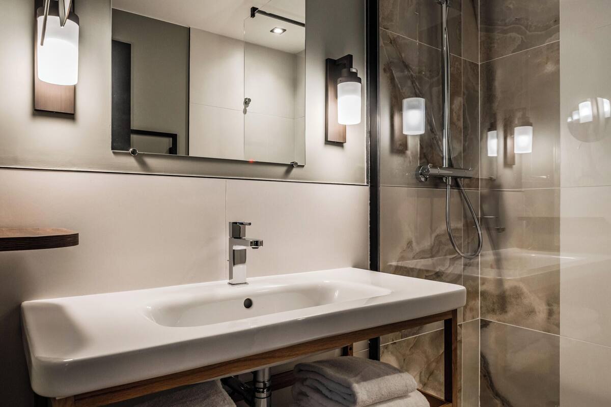 combined shower/bathtub, free toiletries, hair dryer, slippers