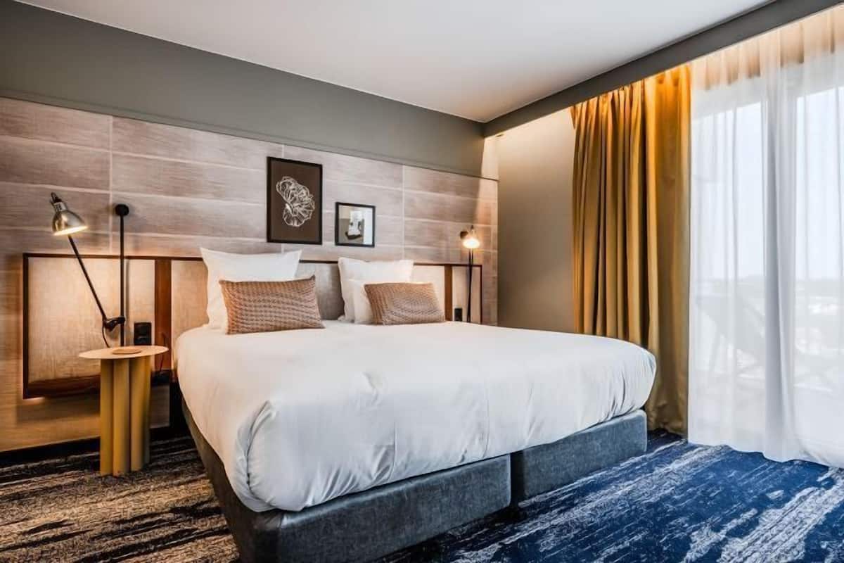 Premium bedding, in-room safe, desk, laptop workspace