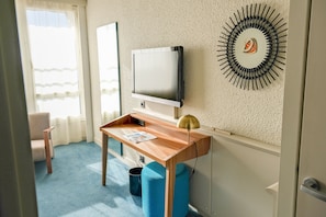 Premium bedding, in-room safe, desk, laptop workspace