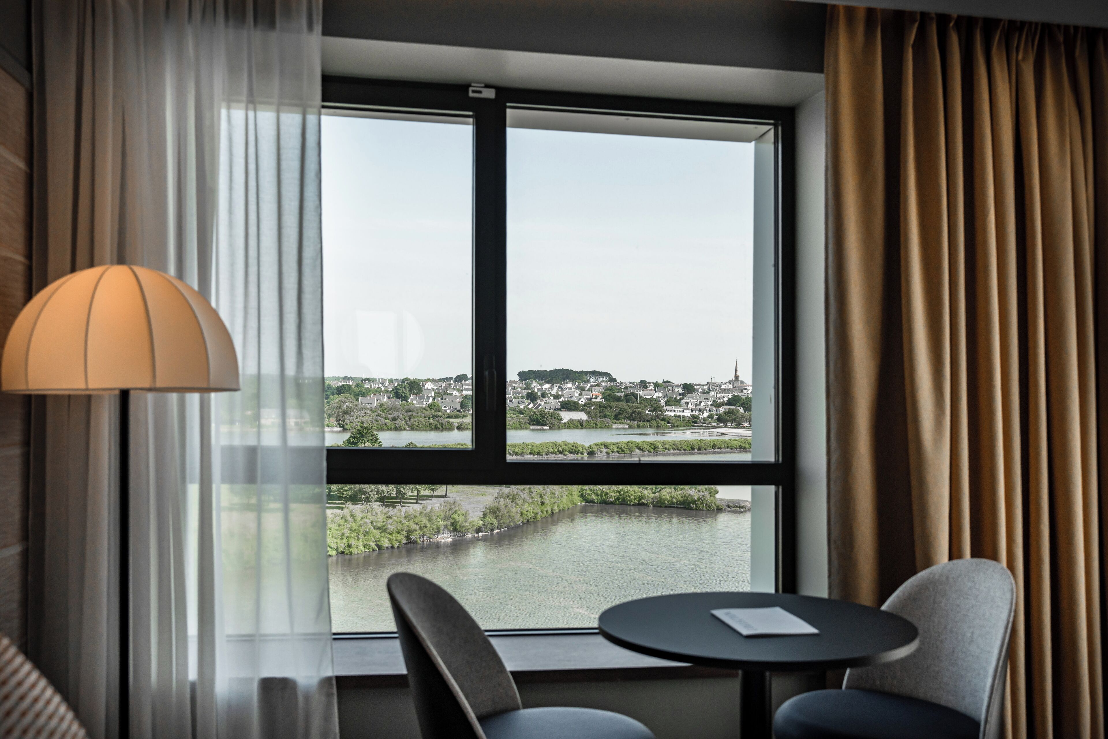 Habitación clásica | Ropa de cama de alta calidad y caja de seguridad en la habitación 