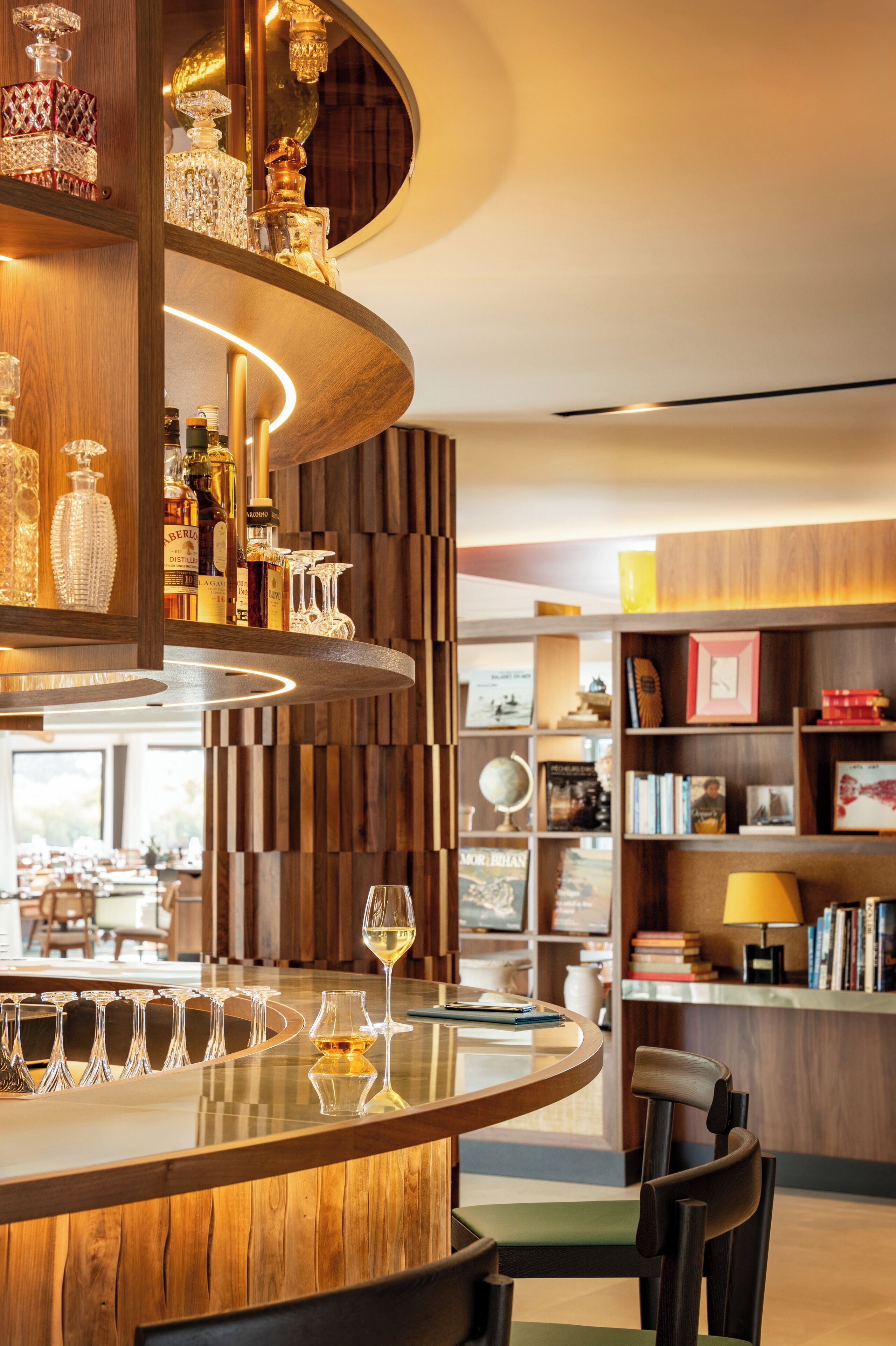 Cocktailbar, Blick auf den Garten, täglich geöffnet