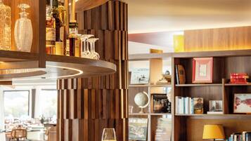Cocktailbar, Blick auf den Garten, täglich geöffnet