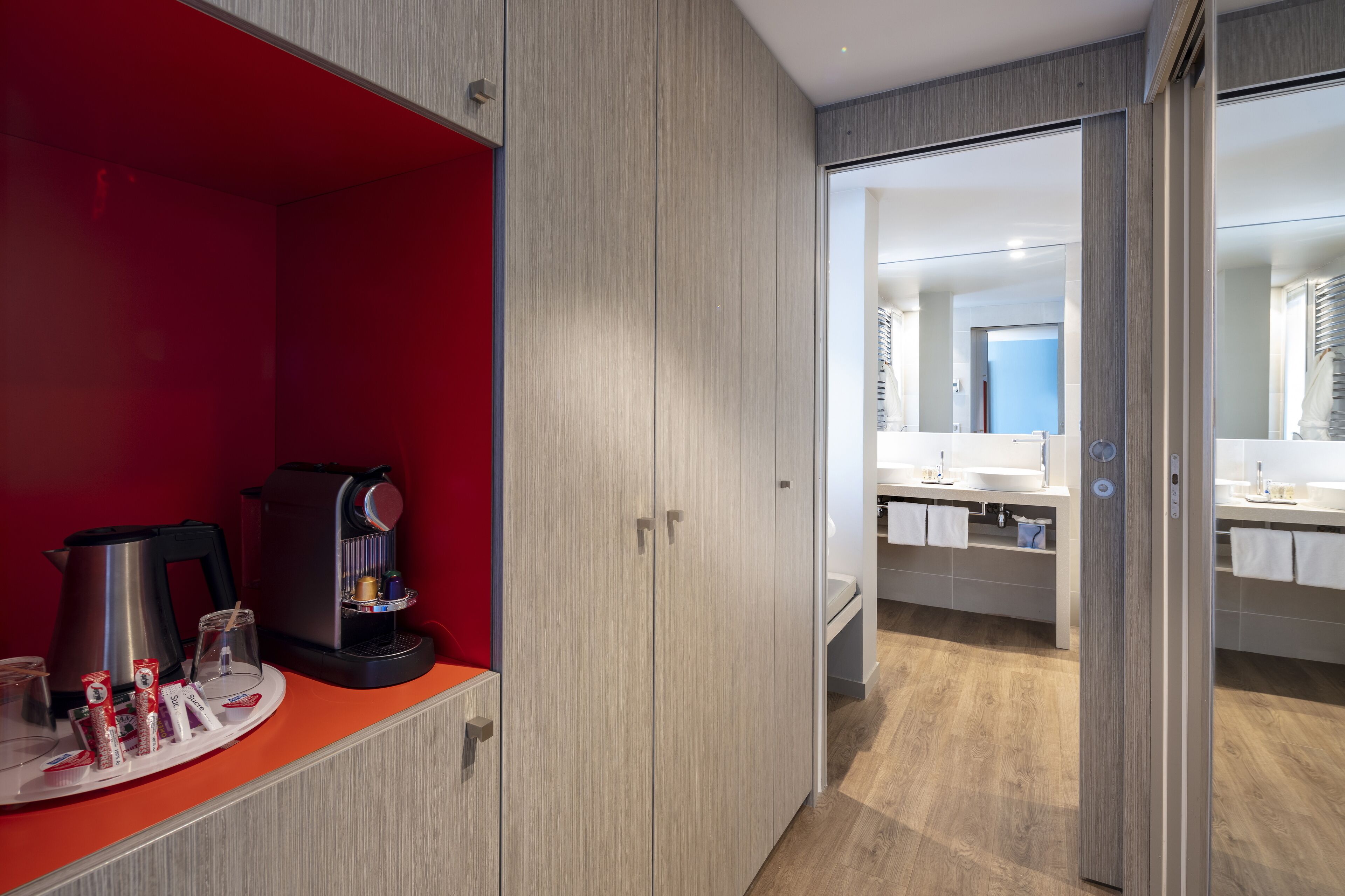 premium bedding, in-room safe, desk, laptop workspace