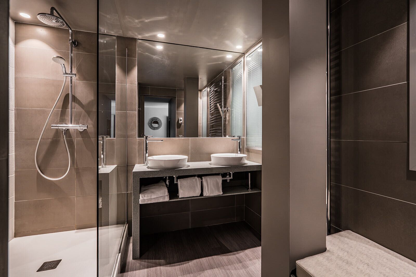 premium bedding, in-room safe, desk, laptop workspace