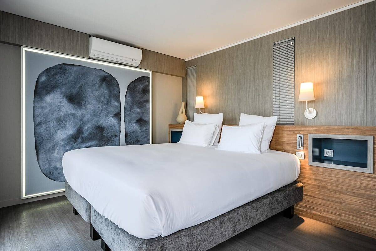 Roupas de cama premium, cofres nos quartos, escrivaninha