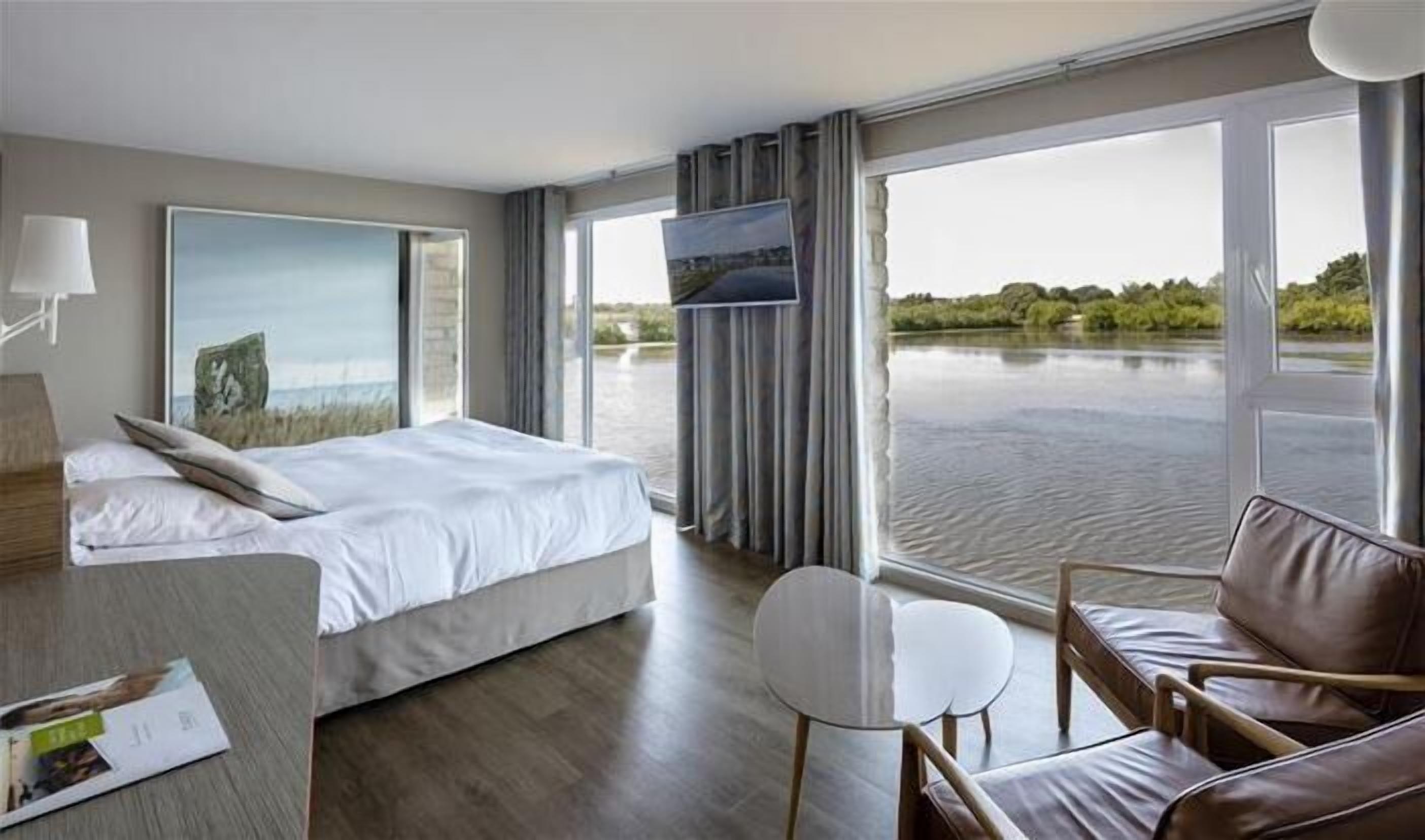 Ropa de cama de alta calidad y caja de seguridad en la habitación 