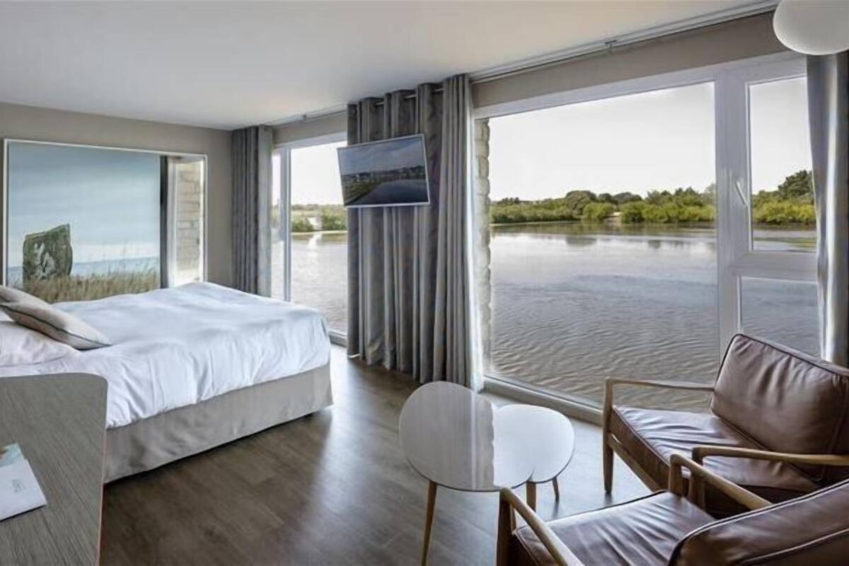 Premium bedding, in-room safe, desk, laptop workspace