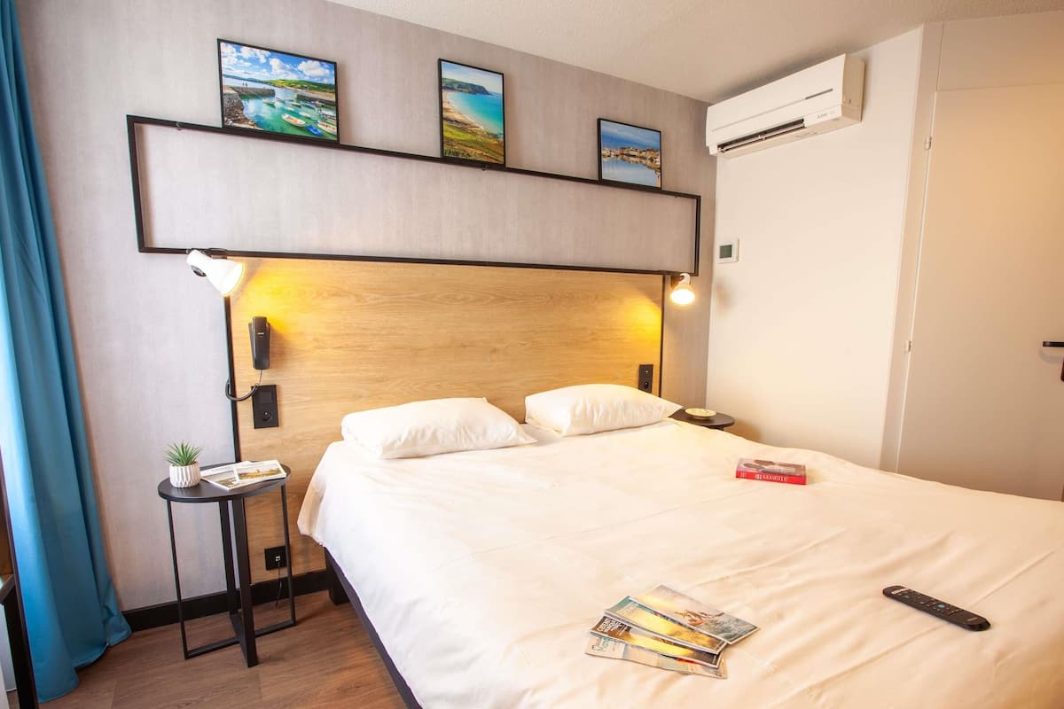 Habitació doble estàndard, 1 llit doble | Caixa forta a l'habitació, escriptori i habitacions insonoritzades