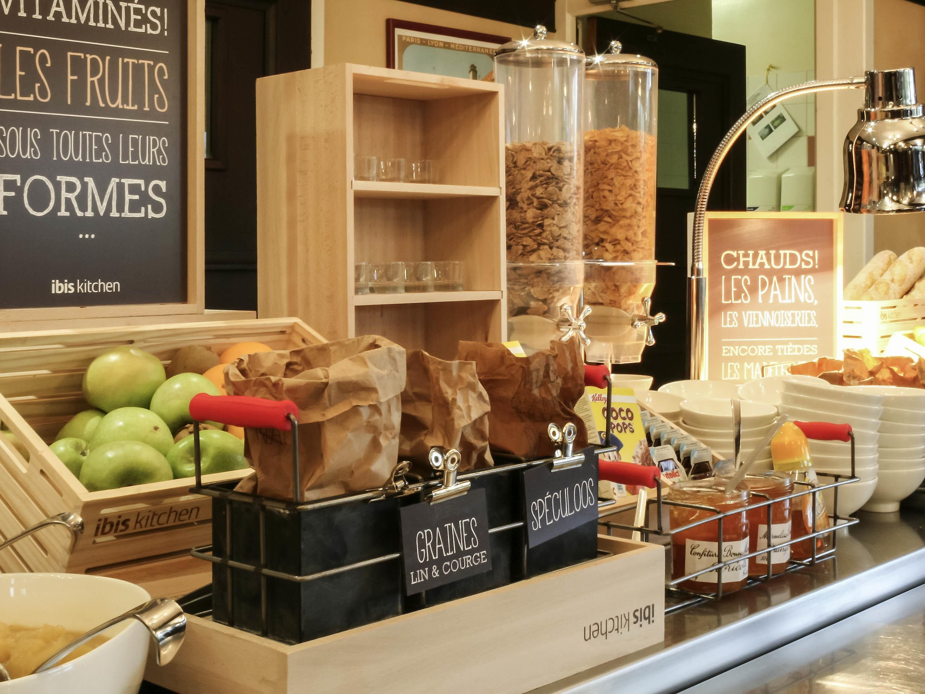 Petit déjeuner buffet (12.90 EUR par personne)