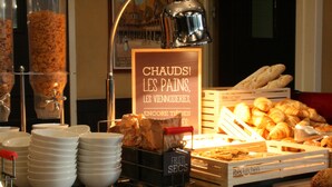 A breakfast buffet with croissants, bread, and fruits. - ibis Cherbourg La Glacerie (Cherbourg-en-Cotentin)