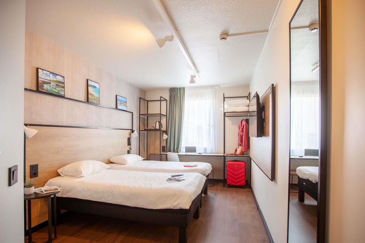 Kamar Standar, 2 Tempat Tidur Twin | Brankas, meja kerja, kedap suara, dan setrika/meja setrika