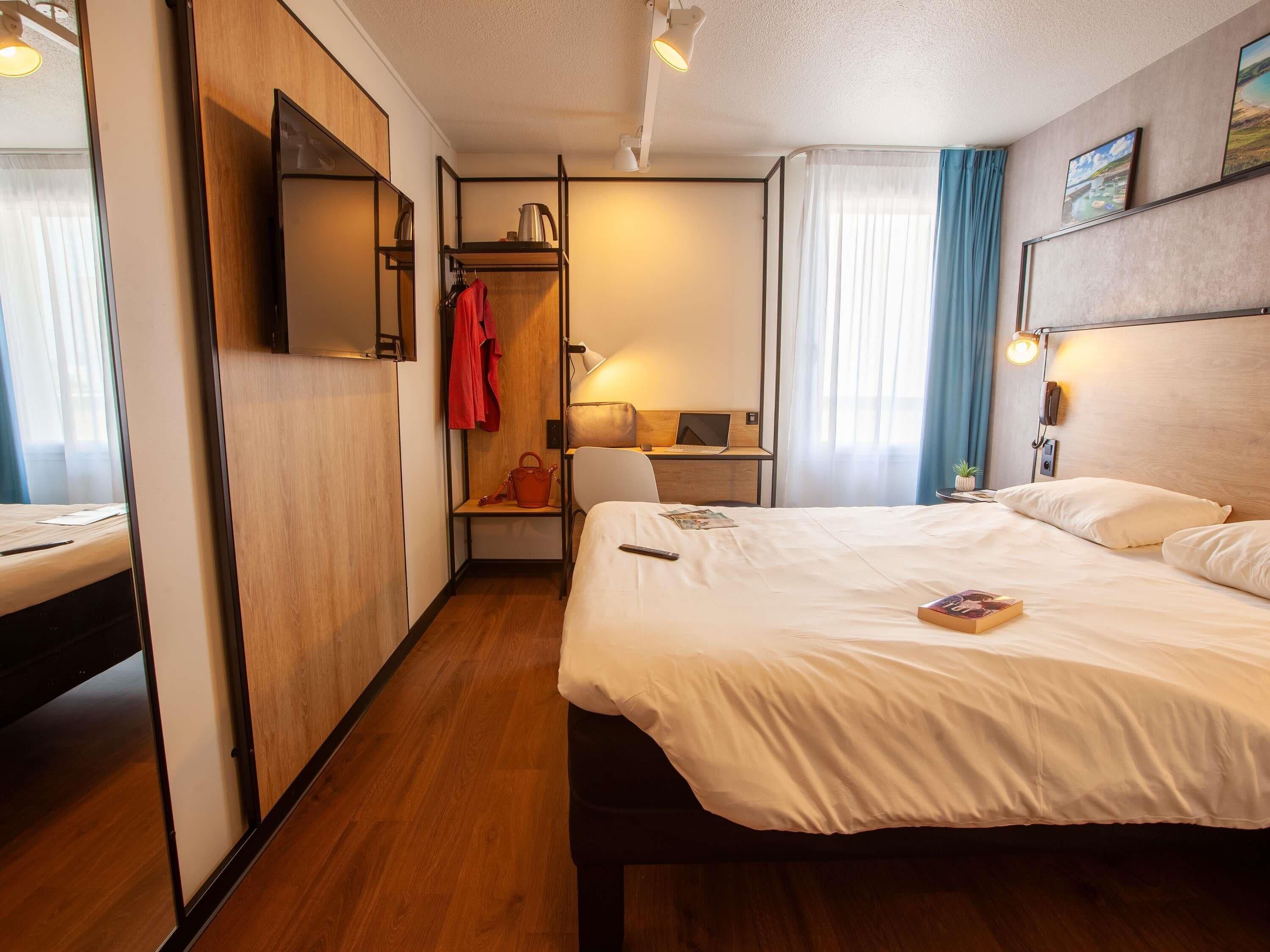 Habitación doble estándar, 1 cama matrimonial | Caja de seguridad en la habitación, escritorio y insonorización 