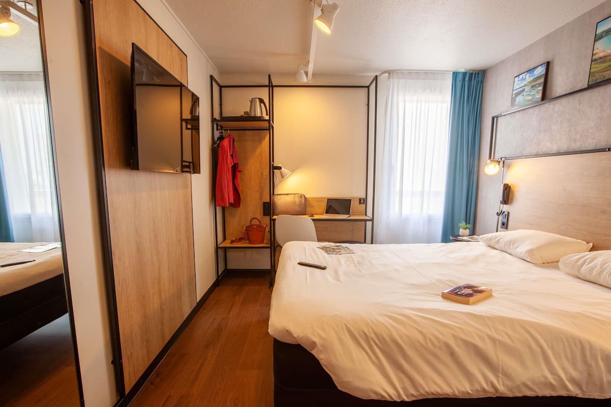 Habitación doble estándar, 1 cama matrimonial | Caja de seguridad en la habitación, escritorio y insonorización