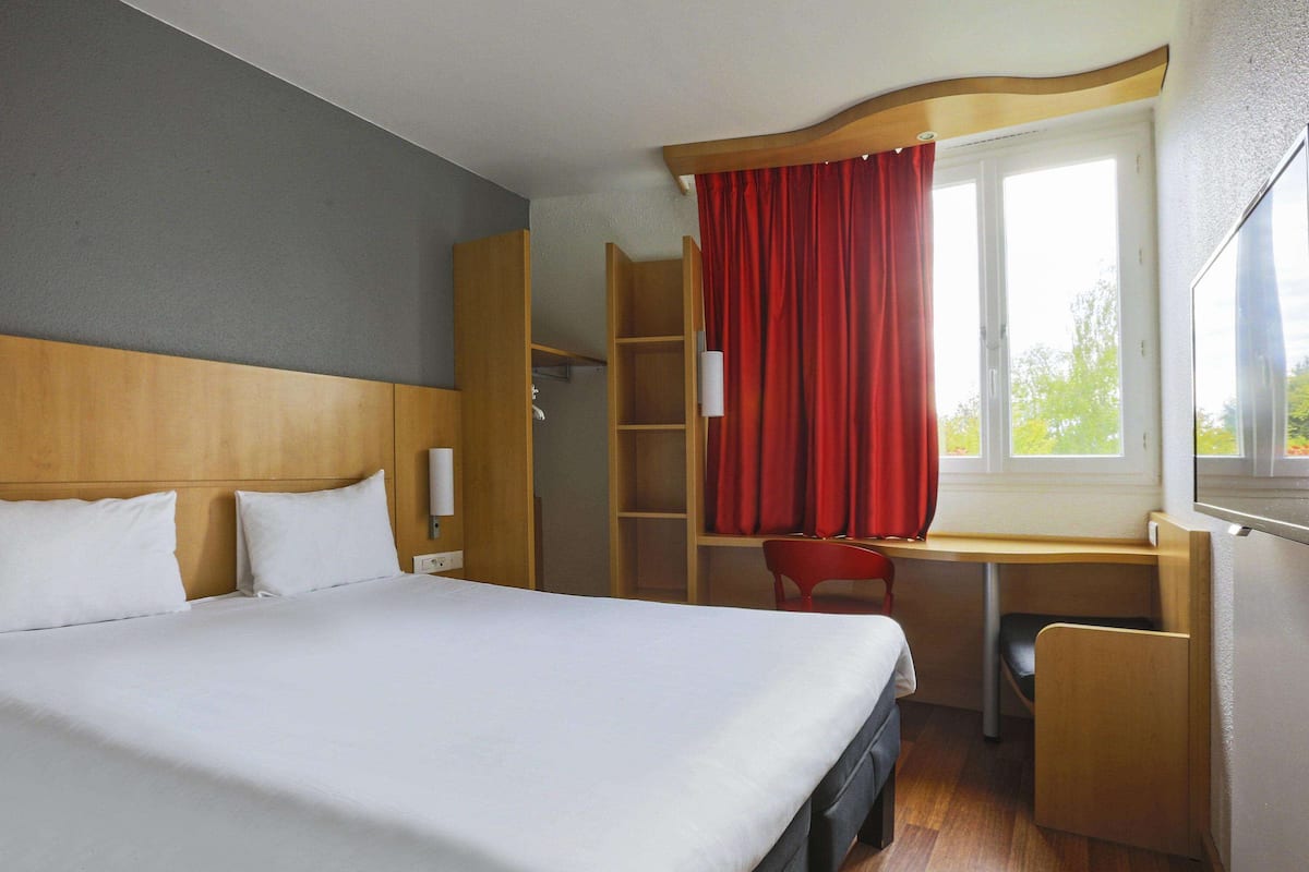 Standard Room, 1 Katil Kelamin (Double) | Meja, kalis bunyi, seterika/papan seterika, katil bayi/kot (percuma)