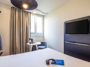 Bureau, chambres insonorisées, fer et planche à repasser