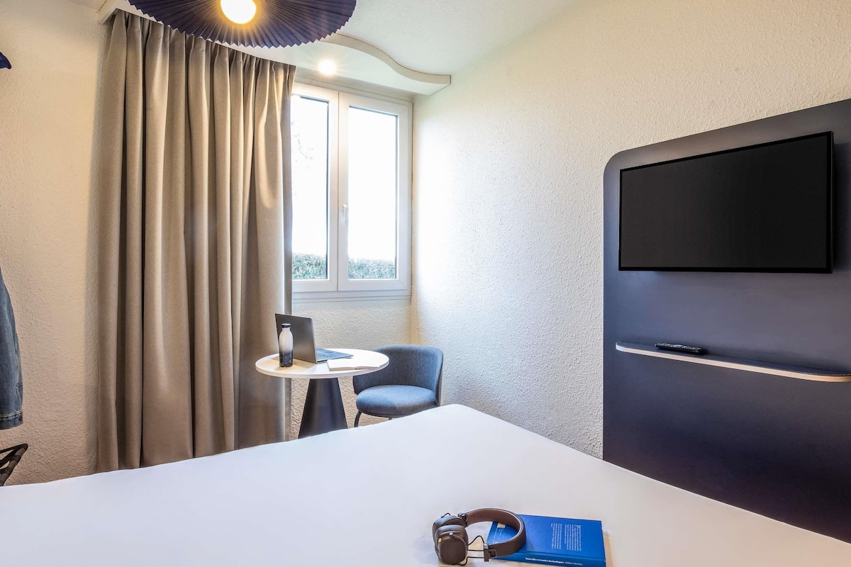 Standard Room, 1 Double Bed | Desk, soundproofing, iron/ironing board, free cribs/infant beds