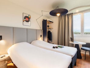 Desk, soundproofing, iron/ironing board, free cribs/infant beds - Ibis Chalons En Champagne (Chalons-en-Champagne)