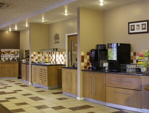 Se ofrece un desayuno bufé (12.00 GBP por persona)