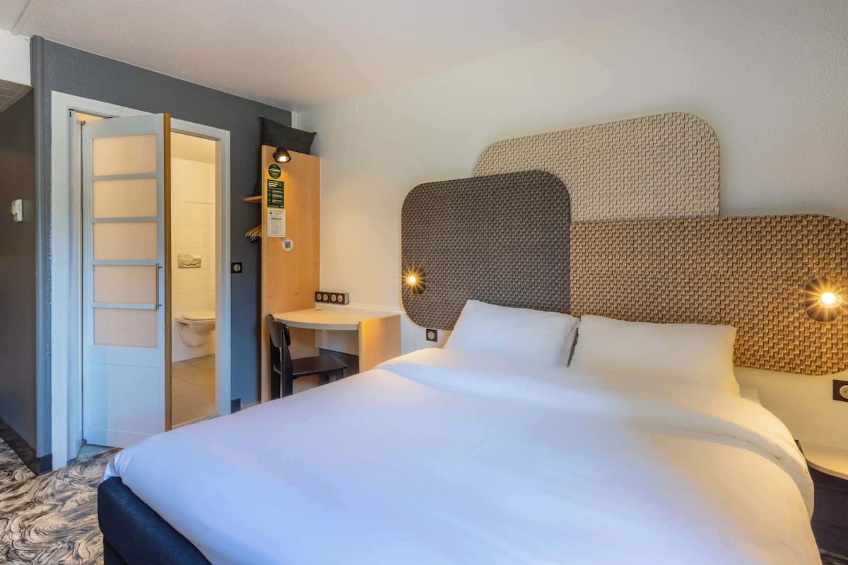 Double Room, Accessible, Non Smoking | Desk, laptop workspace, soundproofing, iron/ironing board