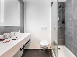 Desk, blackout drapes, soundproofing, iron/ironing board - ibis Strasbourg Centre Gare (Strasbourg)
