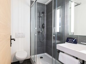 Escritorio, cortinas blackout y sistema de insonorización 