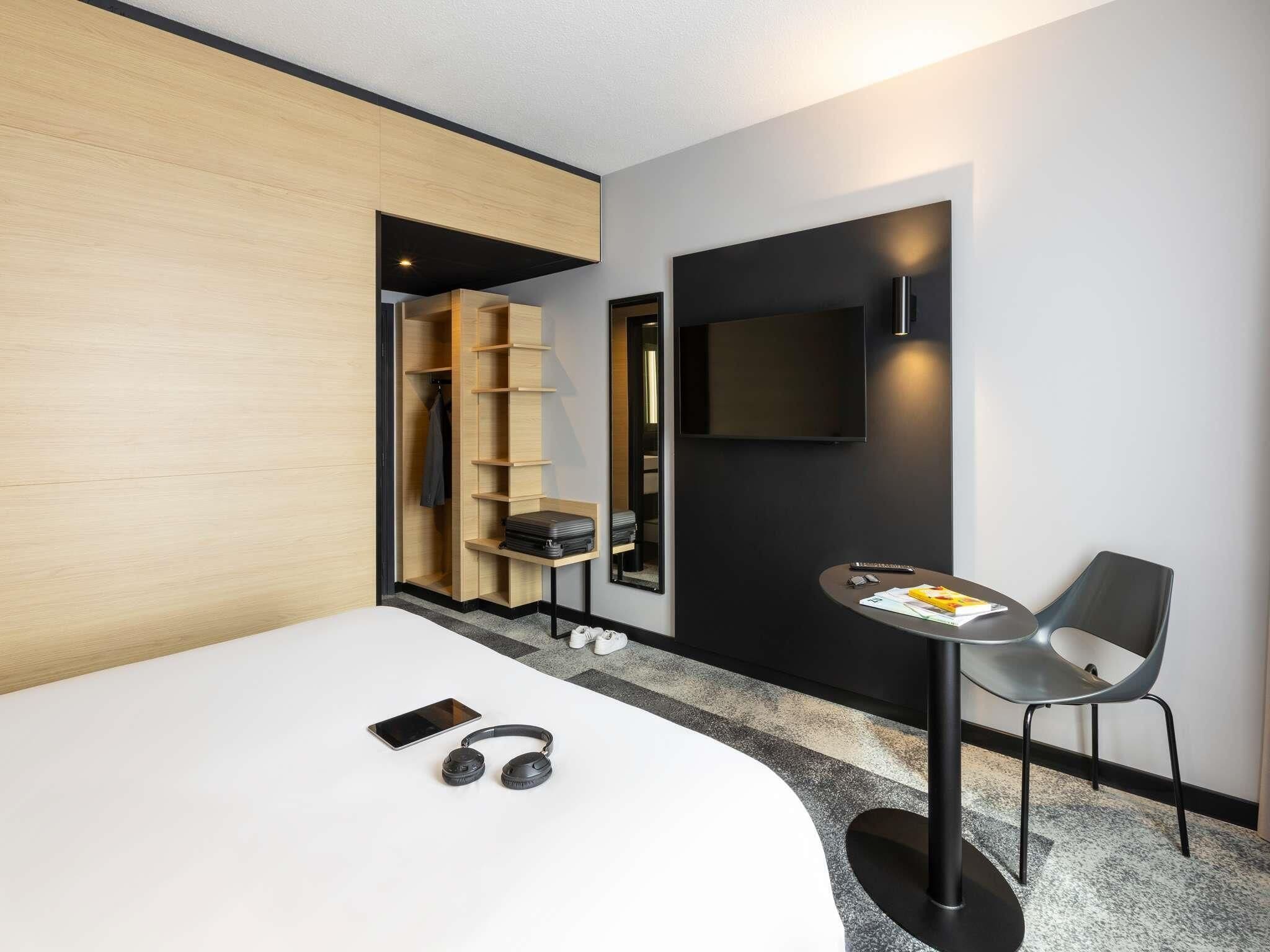 Bureau, rideaux occultants, chambres insonorisées