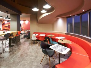 Tägliches Frühstücksbuffet gegen Gebühr