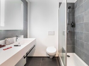 Superior Room, 1 Double Bed with Sofa bed | Bathroom | Eco-friendly toiletries, hair dryer, towels