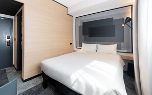 Standard Room, 1 Double Bed | Desk, blackout drapes, soundproofing, iron/ironing board