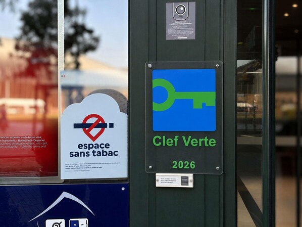 A sign with a no-smoking symbol and a key symbol, indicating a smoking-free area and a key to a room or facility. - ibis Strasbourg Centre Gare (Strasbourg)