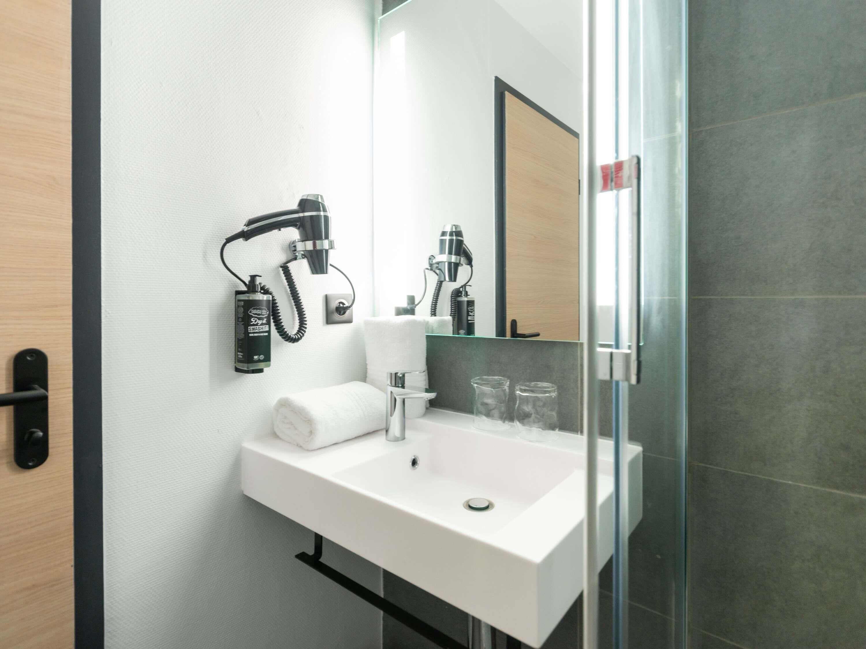 standard room, 1 double bed | desk, blackout curtains, soundproofing, iron/ironing board